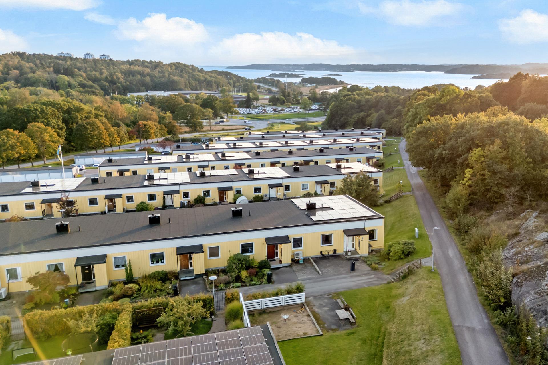 Högt och fritt beläget gavelradhus -med härlig vy över havet