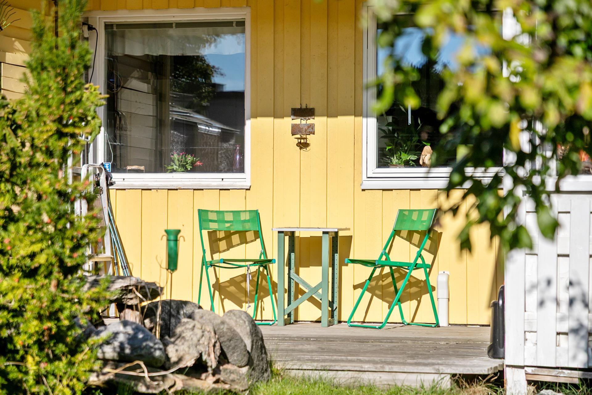 Högt och fritt beläget gavelradhus -med härlig vy över havet